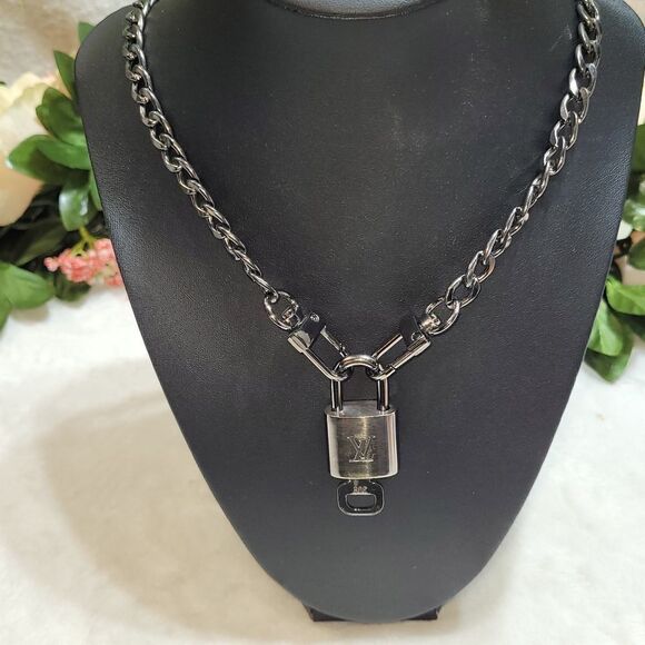 LV #308 AUTHENTIC Silver Lock & Key #308 with dustbag and Unbranded chain - Picture 11 of 11